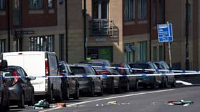 Du matériel médical est éparpillé sur Ilkeston Road, à l'intérieur d'un cordon de police à Nottingham, dans le centre de l'Angleterre, où trois personnes ont été retrouvées mortes mardi. 