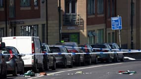 Du matériel médical est éparpillé sur Ilkeston Road, à l'intérieur d'un cordon de police à Nottingham, dans le centre de l'Angleterre, où trois personnes ont été retrouvées mortes mardi. 