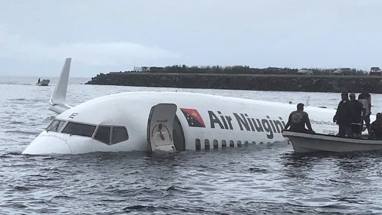 Le Boeing a raté la piste d'atterrissage.