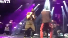 Neymar danse et chante sur scène avec Thiaguinho