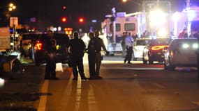 Des véhicules de police bloquent la route menant au lycée Marjory Stoneman Douglas à Parkland, en Floride, après une fusillade ayant fait 17 morts le 14 février 2018. 