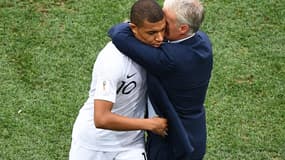 Didier Deschamps glisse quelques mots à l'oreille de Kylian Mbappé