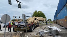 Un train percute un camion transportant un char militaire à un passage à niveau aux Etats-Unis