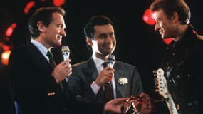 Phillipe Labro (à gauche), Michel Denisot (au centre) et Johnny Hallyday (à droite), à Paris le 4 novembre 1985 à l'occasion du 1er anniversaire de Canal+