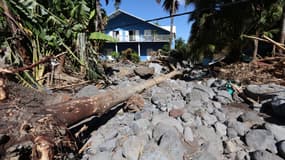 Une maison entourée de débris près du lit de la Grande Ravine des Lataniers, après que la zone ait été sévèrement touchée par le passage du cyclone Garance, qui a frappé l'île le 28 février, sur l'île française de La Réunion, dans l'océan Indien, le 5 mars 2025. (Photo d'illustration)