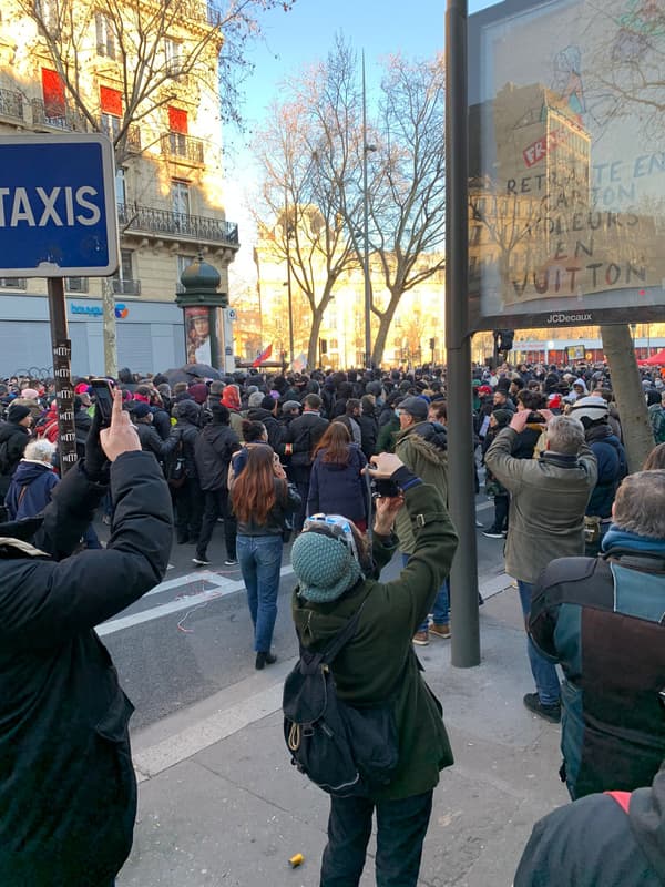 Des personnes cagoulées place de la République à Paris