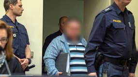 L'infirmier polonais Grzegorz Stanislaw W. est amené vers le tribunal par la police pour son procès, le 26 novembre 2019, à Munich