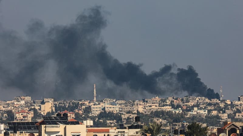 Une photo prise à Rafah montre de la fumée s'élevant au-dessus de Khan Younès dans le sud de la bande de Gaza suite à un bombardement israélien le 15 décembre 2023.