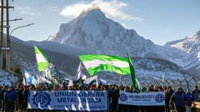 Des manifestants issus d'entreprises et de syndicats du secteur électronique lors d'une manifestation contre la politique économique du président argentin Javier Milei, à Ushuaia, le 21 mai 2025.