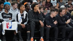 Victor Wembanyama sur le banc des Spurs contre Oklahoma au Frost Bank Center, le 2 mars 2025