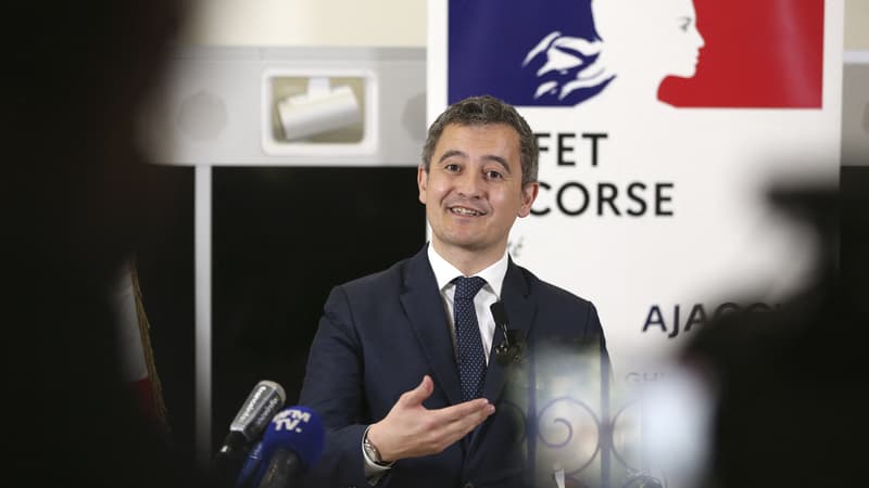Le ministre de l'Intérieur Gérald Darmanin lors d'une conférence de presse, le 17 mars 2022 à Ajaccio, en Corse