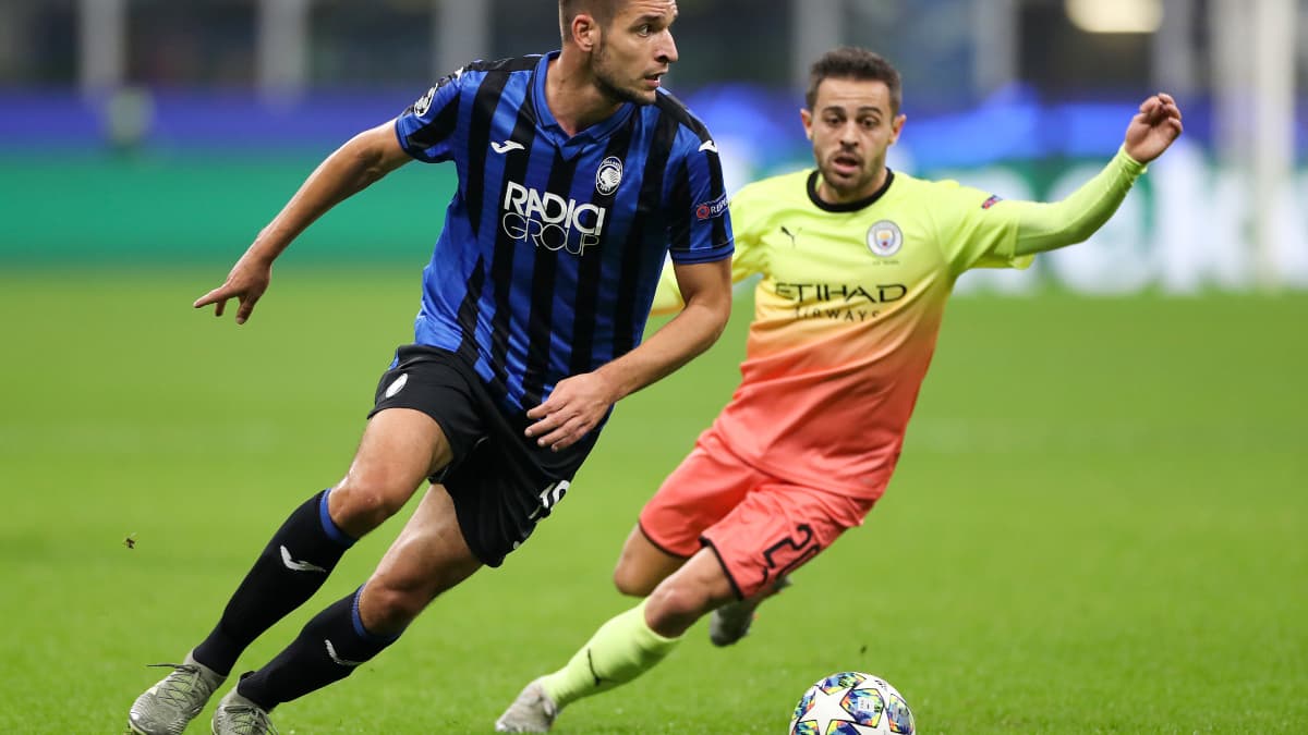 Berat Djimsiti, l'un des défenseurs centraux de l'Atalanta Bergame, face à Bernardo Silva et Manchester City en Ligue des champions en novembre 2019 Berat Djimsiti, l'un des défenseurs centraux de l'Atalanta Bergame, face à Bernardo Silva et Manchester City en Ligue des champions en novembre 2019