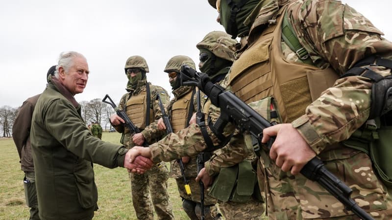 Le roi Charles III à Salisbury le 20 février 2023 auprès de troupes ukrainiennes entraînées par l'armée britannique.