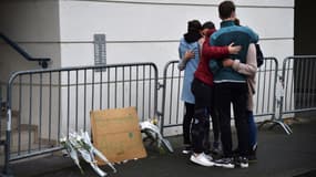 Des amis des victimes devant l'immeuble où un balcon s'est effondré, samedi soir à Angers, lors d'une crémaillère.