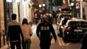 Un policier marche dans les rues du IIe arrondissement de Paris après une attaque au couteau, le 12 mai 2018