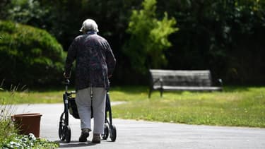 Une résidente d'un Ehpad utilise un déambulateur, le 23 juillet 2020 à Ploudalmezeau, dans le Finistère