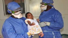 Les docteurs de Médecins sans frontières présentent la dernière patiente à avoir contracté Ebola, guérie, le 28 novembre 2015 à Conakry, en Guinée.