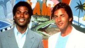 Les acteurs Philip Michael Thomas et Don Johnson dans la série "Deux flics à Miami".