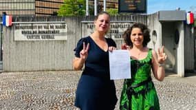 Mathilde Panot et Farida Chikh devant la préfecture du Val-de-Marne le 18 mai 2022