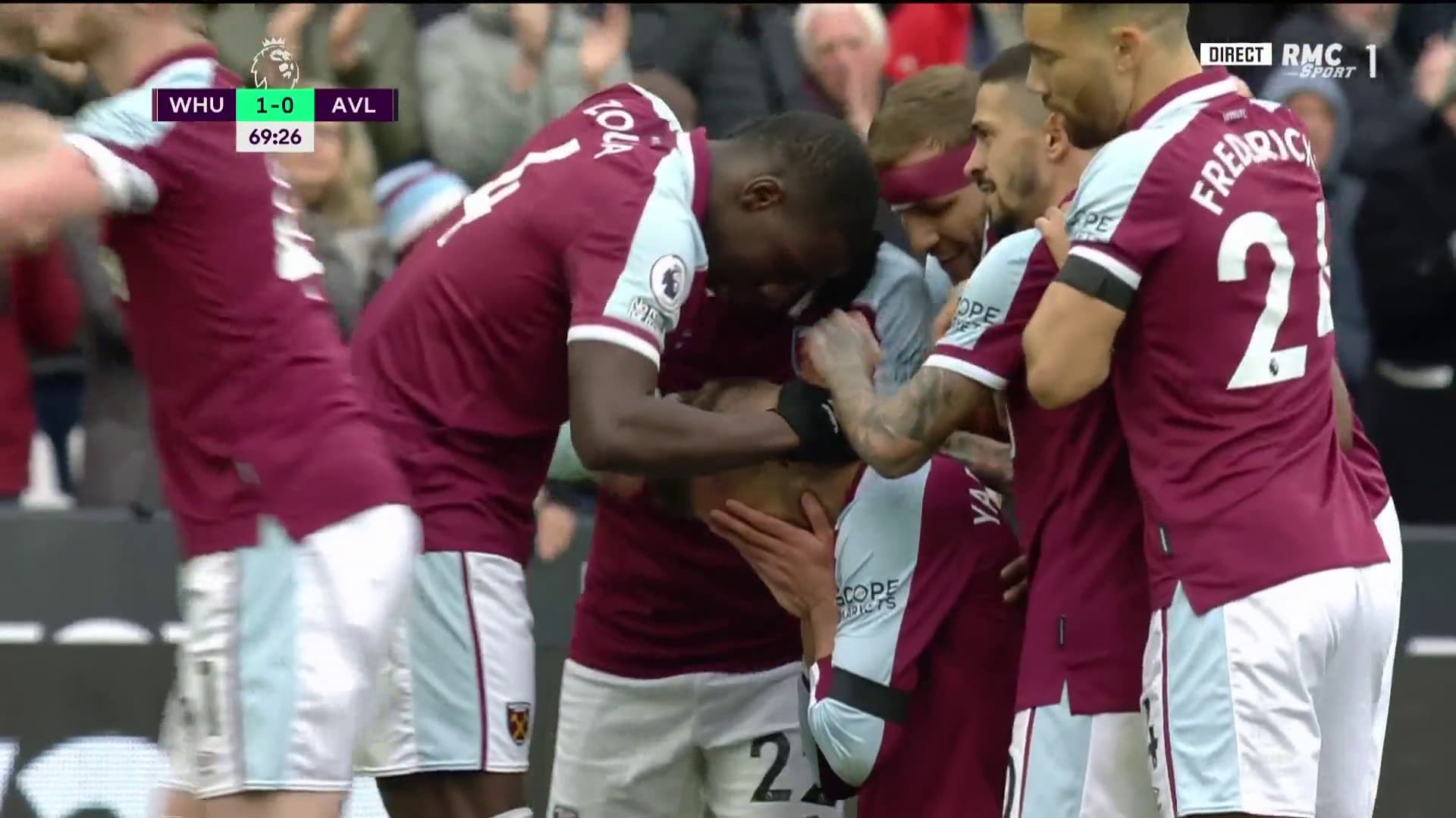Yarmolenko est entouré par ses coéquipiers face à Aston Villa, le 13 mars 2022.