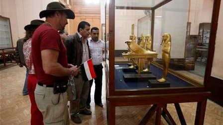 Au Musée égyptien du Caire, dimanche. Ce musée, qui donne sur la place Tahrir -lieu phare de la contestation anti-Moubarak- ainsi que les pyramides de Gizeh ont rouvert dimanche aux touristes, pour la première fois depuis trois semaines. Neuf jours après