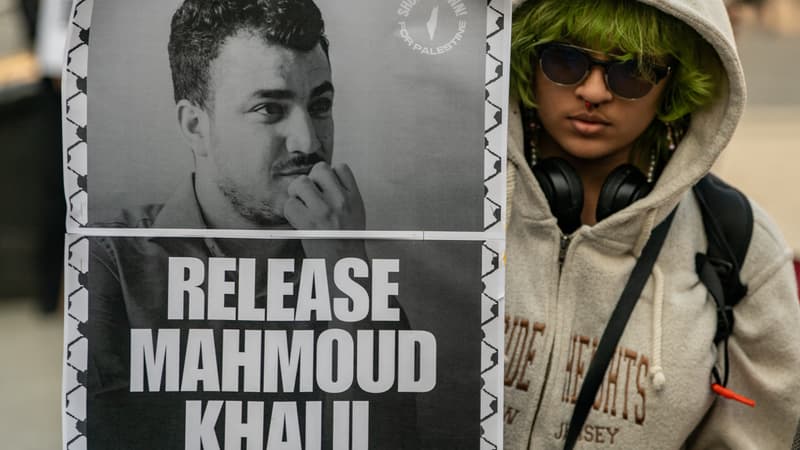 Un manifestant demande la libération de Mahmoud Khalil, le 10 mars 2025 à New York