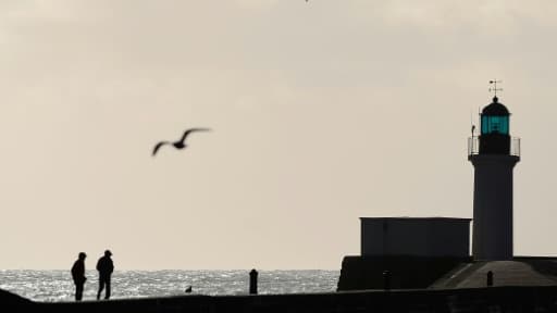 Avec ses bouteilles à la mer, George Boorujy espère attirer l'attention sur son combat pour la protection des oiseaux
