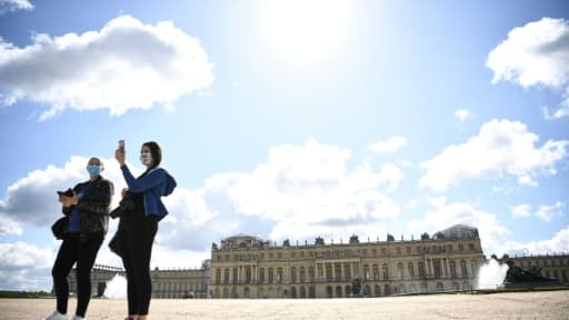 Des visiteurs dans les jardins du château de Versailles, le 6 juin 2020