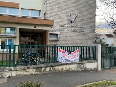Des parents d'élèves et des enseignants se mobilisent à l'école maternelle Joliot-Curie de Villejuif ce vendredi 3 février face à la menace de fermetures de classes.