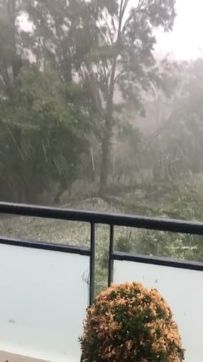 Un violent orage de grêle s'abat sur Pontcharra-sur-Turdine dans le Rhône - Témoins BFMTV