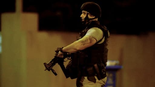Un policier sur les lieux de la prise d'otage de Melbourne le 5 juin 2017 Un policier sur les lieux de la prise d'otage de Melbourne le 5 juin 2017
