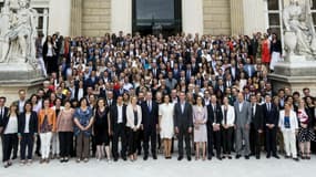 Les 308 députés, membres de La République En Marche (LREM) posent avec Richard Ferrand, le nouveau président du groupe à l'Assemblée, le 24 juin 2017
