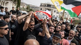 Des Palestiniens transportent le corps de Omar Muhammad Saadeh Rabee, 14 ans, tué par l'armée israélienne le 6 avril 2025 en Cisjordanie
