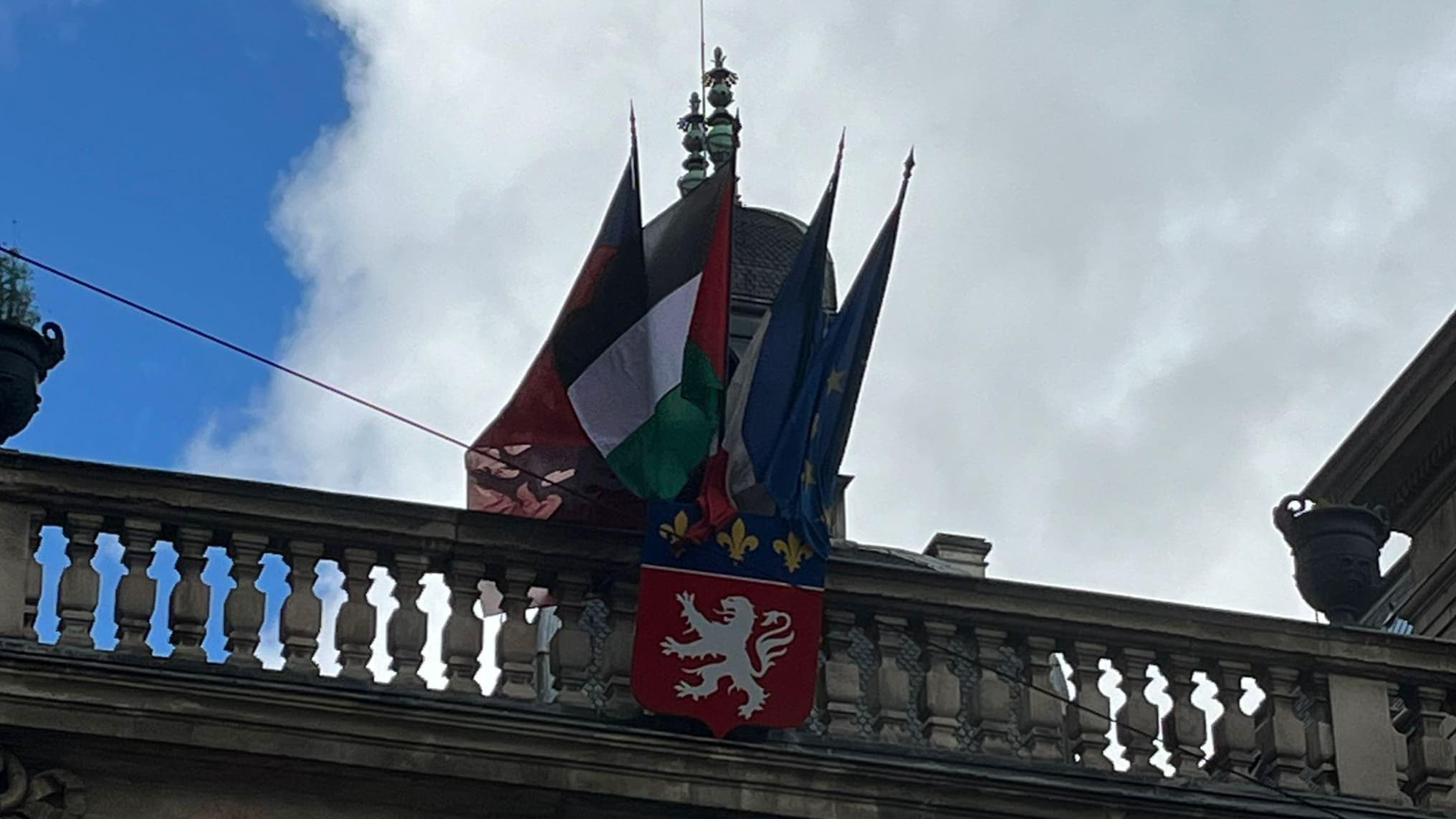 RECONNAISSANCE DE LA PALESTINE PAR LA FRANCE: LA MAIRIE DE LYON HISSE À SON TOUR LE DRAPEAU PALESTINIEN SUR SON FRONTON