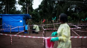 Des soignants travaillent dans une unité en quarantaine d'Ebola, le 13 juin 2017 à Muma, en République démocratique du Congo. 