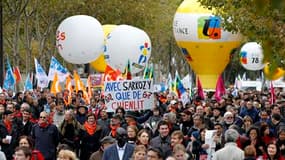 Cortège parisien mardi. Les Français soutiennent la mobilisation contre la réforme des retraites et désapprouvent la fermeté de Nicolas Sarkozy face aux grèves et manifestations, selon un sondage Viavoice. Une majorité souhaite que le projet de loi soit p