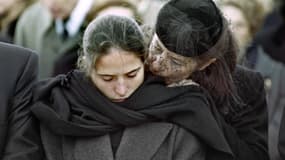 Anne Pingeot et sa fille Mazarine, le jour des obsèques de François Mitterrand, le 11 janvier 1996, à Jarnac. 