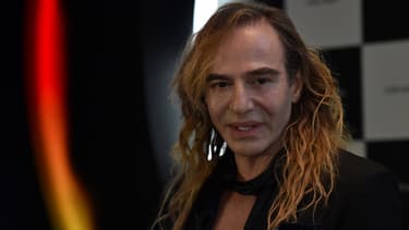 John Galliano donne une conférence de presse le 22 mai 2014.