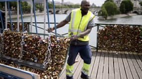 La mairie de Paris a commencé à retirer les "cadenas d'amour" du pont des Arts, ce lundi.