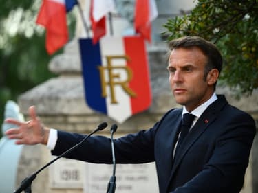 Emmanuel Macron lors de la commémoration de la libération de Bormes-les-Mimosas, le 17 août 2023