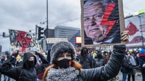 Une manifestante tenant une pancarte avec le visage de Jarsolaw Kaczynski lors d'un rassemblement du 28 novembre 2020. (Photo d'illustration)
