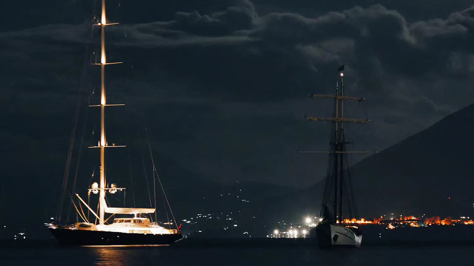 Le superyacht de luxe « The Bayesian » au large de Porticello, Palerme, de nuit, le 18 août 2024. 