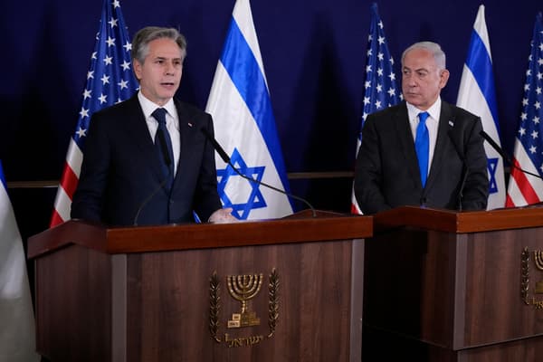 Le Premier ministre israélien Benjamin Netanyahu (à droite) et le secrétaire d'État américain Antony Blinken, après une réunion, à Tel-Aviv, en Israël, le 12 octobre 2023.