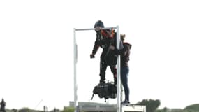 Franky Zapata vient de décoller de Sangatte à bord de son Flyboard pour tenter de traverser la Manche