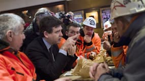 30 novembre 2012: Arnaud Montebourg avec les salariés d'ArcelorMittal qui campent devant Bercy.