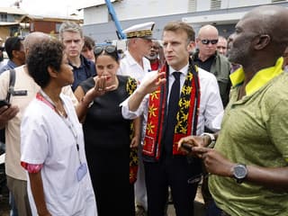 Emmanuel Macron avec des soignants de l'hôpital de Mamoudzou et la députée Liot Estelle Youssouffa à Mayotte le 19 décembre 2024