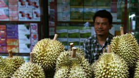 Un vendeur de fruits prépare un durian, à Bangkok le 1er juin 2018