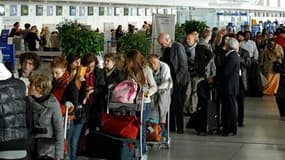 A l'aéroport Roissy-Charles-de-Gaulle. Vingt aéroports du nord de la France resteront fermés jusqu'à samedi matin 08h00 en raison de la présence dans l'espace aérien d'un nuage de cendres volcaniques venu d'Islande. /Photo prise le 16 avril 2010/REUTERS/B