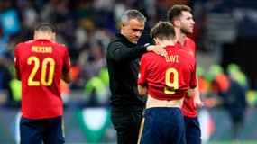Luis Enrique et Gavi après la finale perdue par l'Espagne contre la France en Ligue des nations, le 10 octobre 2021.