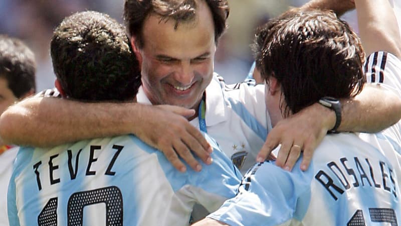 Marcelo Bielsa avec Carlos Tevez et Mauro Rosales quand il entraînait l'Argentine